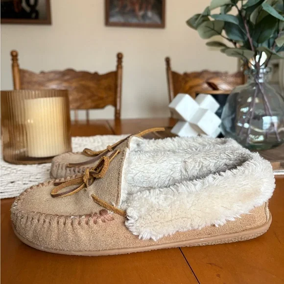 Minnetonka Moccasin Slippers with Faux Fur Lining - Picture 3 of 5